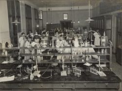 Uczniowie na lekcji chemii w Prywatnym Gimnazjum i Liceum Męskim Zgromadzenia Kupc&oacute;w m. Łodzi.
