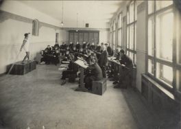Uczniowie na lekcji rysunku w Prywatnym Gimnazjum i Liceum Męskim Zgromadzenia Kupc&oacute;w m. Łodzi.