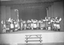 Fragment przedstawienia szkolnego w Prywatnym Gimnazjum i Liceum Męskim Zgromadzenia Kupc&oacute;w m. Łodzi.