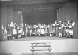 Fragment przedstawienia szkolnego w Prywatnym Gimnazjum i Liceum Męskim Zgromadzenia Kupc&oacute;w m. Łodzi.