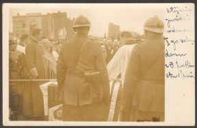 Ceremonia wbijania gwoździ w drzewce sztandaru 28 pSK podczas Mszy Św. na Pl. Dąbrowskiego w Łodzi w dn. 15 V 1927 r. Na chorągwi widoczny napis &bdquo;Radzymin&rdquo;.