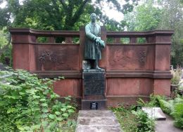 Grobowiec Benedykta Grzymały-Pęczkowskiego na Starym Cmentarzu w Łodzi. Zdj. wsp&oacute;łczesne.