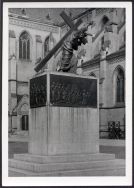 Pomnik ks. Ignacego Skorupki przed katedrą św. Stanisława Kostki w Łodzi. Fot. z l. 30. XX w.