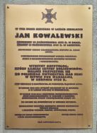 Tablica poświęcona Janowi Kowalewskiemu na ścianie kamienicy przy ul. Piotrkowskiej 132 w Łodzi. Zdj. wsp&oacute;łczesne.