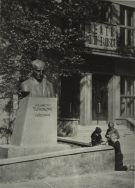 Popiersie Juliana Tuwima przy ul. Moniuszki 4a. APŁ, Zbi&oacute;r ikonograficzny Archiwum Państwowego w Łodzi, sygn. Ł-1 14/27.