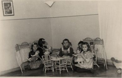 Dzieci bawiące się lalkami-sala zabaw, sypialnia dla lalek, zakładu Armii Ludowej po 1945 r. APŁ, Zbi&oacute;r ikonograficzny, sygn. Ł-I-12/13