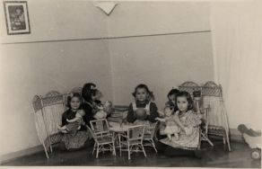 Dzieci bawiące się lalkami-sala zabaw, sypialnia dla lalek, zakładu Armii Ludowej po 1945 r. APŁ, Zbi&oacute;r ikonograficzny, sygn. Ł-I-12/13