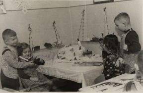 Dzieci przy zajęciach z przedszkola zakładu Armii Ludowej po 1945 r. APŁ, Zbi&oacute;r ikonograficzny, sygn. Ł-I-12/68