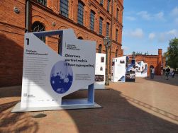 Wystawa &bdquo;Archiwa Rodzinne Niepodległej. Zbiorowy portret rodzin II Rzeczypospolitej&rdquo; na rynku Manufaktury w Łodzi