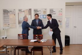 Dyrektorzy Piotr Zawilski, Bartosz G&oacute;recki i Naczelny Dyrektor Archiw&oacute;w Państwowych dr Paweł Pietrzyk