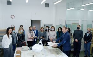 Kierownik Oddziału Konserwacji i Reprografii przybliża metody konserwacji materiał&oacute;w archiwalnych