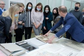 Kierownik Oddziału Konserwacji i Reprografii przybliża metody konserwacji materiał&oacute;w archiwalnych