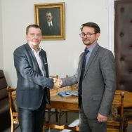 Prof. dr hab. Jarosław Kita i Dyrektor APŁ Bartosz G&oacute;recki.