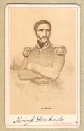 Gen. Henryk Dembiński (1791&ndash;1864), dow&oacute;dca korpusu na Litwie, wsławił się doskonale przeprowadzonym z niej odwrotem, następnie walczył w obronie Warszawy.