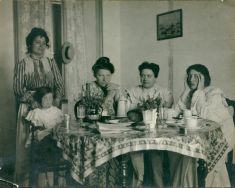 Ziemianki przy śniadaniu, b.d. APŁ, Archiwum Rzewuskich z Bratoszewic, sygn. 59, k. 13.