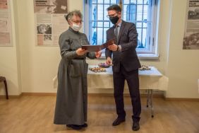Wręczenie dyplom&oacute;w darczyńcom, fot. Albert Jaworski.