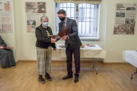 Wręczenie dyplom&oacute;w darczyńcom, fot. Albert Jaworski.