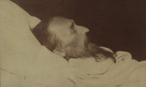 Kopia z fotografii pośmiertnej J.I. Kraszewskiego zrobiona przez Walerego Rzewuskiego.  APŁ, Archiwum rodziny Bartoszewicz&oacute;w, sygn. 3145 s.36.