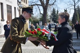 Złożenie kwiat&oacute;w przez Kierownika Oddziału APŁ w Sieradzu Adrianę Bryk, fot. Dariusz Piekarczyk, Sieradz nasze miasto