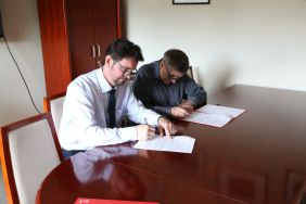 Dyrektor Archiwum Państwowego w Łodzi Bartosz G&oacute;recki, Dziekan Wydziału prof. dr hab. Paweł Maślanka,  fot. Albert Jaworski.