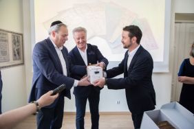 Przekazanie kopii cyfrowych przez dyrektora APŁ Bartosza G&oacute;reckiego przewodniczącemu Gminy Żydowskiej w Łodz J&oacute;zefowi Weiningerowi oraz wiceprzewodniczącemu Tomaszowi Rosłońskiemu, fot. Albert Jaworski.