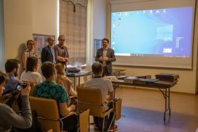 Dyrektor APŁ Bartosz G&oacute;recki wita gości, fot. Albert Jaworski.