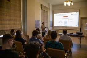Kustosz Anna Kaniewska przybliża organizację i historię APŁ, fot. Albert Jaworski.