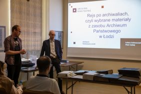 Archiwiści Łukasz Sobieszczyk i Piotr Czekaj prezentują zas&oacute;b APŁ, fot. Albert Jaworski.