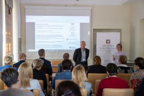 Kierownik Oddziału Nadzoru Anna Szefler i starszy kustosz Karol Tomczak podczas wystąpienia, fot. Albert Jaworski.