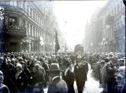 1929 r.: Trzeciomajowa manifestacja na ul. Piotrkowskiej w Łodzi  Archiwum Włodzimierza Pfeiffera (księgarza i fotografa ł&oacute;dzkiego), sygn. 567