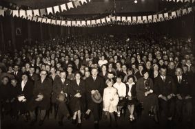 1933 r.: Akademia 3 maja dla Klubu Pracowniczego Zjednoczonych Zakład&oacute;w Wł&oacute;kienniczych K. Scheiblera i L. Grohmana w Łodzi  Zbi&oacute;r ikonograficzny Archiwum Państwowego w Łodzi, sygn. W-I 6/189