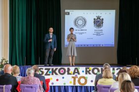 Kustosz Kamila Pawełczyk-Dura opowiada o wystawie, fot. Albert Jaworski.
