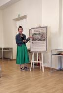 Starszy kustosz Anna Drzewiecka oprowadza po wystawie, fot. APŁ.