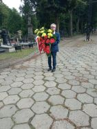 Kierownik Oddziału III Andrzej Drakoniewicz składa wieniec na grobie Barbary Nazdrowicz, fot. APŁ.