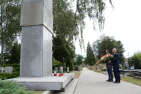 Dyrektor APŁ Bartosz G&oacute;recki i zastępca kierownika Oddziału III Wojciech Kowaluk składają wieniec, fot. Albert Jaworski.