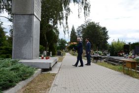 Dyrektor APŁ Bartosz G&oacute;recki i zastępca kierownika Oddziału III Wojciech Kowaluk składają wieniec, fot. Albert Jaworski.