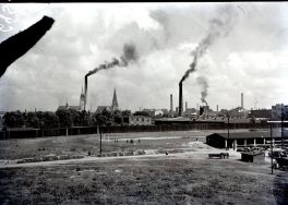 (Przed 1934 r.) widok na plac, na kt&oacute;rym stanie hala Archiwum Państwowe w Łodzi, Archiwum Włodzimierza Pfeiffera (księgarza i fotografa ł&oacute;dzkiego), sygn. 645
