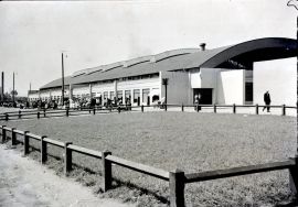 (1938) Hala widok od ulicy Piotrkowskiej Archiwum Państwowe w Łodzi, Archiwum Włodzimierza Pfeiffera (księgarza i fotografa ł&oacute;dzkiego), sygn. 726