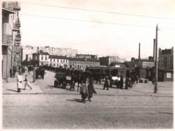 Przed 1934 r. - widok na plac Leonarda od strony ul. Piotrkowskiej Archiwum Państwowe w Łodzi, Zbi&oacute;r ikonograficzny, sygn. Ł-I 3/38