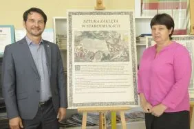 Dyrektor Miejskiej Biblioteki Publicznej w Brzezinach Danuta Bączyńska i Dyrektor APŁ Bartosz G&oacute;recki, fot. Tomasz Guzek.