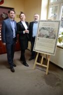 Dyrektor MBP w Koluszkach Jarosław Woźniak, starszy kustosz Anna Drzewiecka, dyrektor APŁ Bartosz G&oacute;recki, fot. Albert Jaworski.