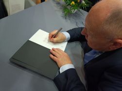 Dr Maciej Janik podpisuje egzemlarze książki, fot. APŁ.