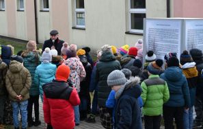 Oprowadzanie uczni&oacute;w po wystawie APŁ, fot. Agata Cuper