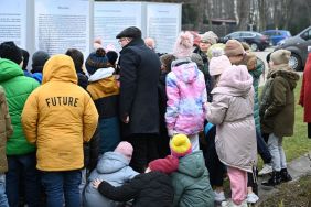 Oprowadzanie uczni&oacute;w po wystawie APŁ, fot. Agata Cuper