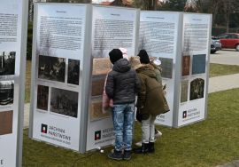 Oprowadzanie uczni&oacute;w po wystawie APŁ, fot. Agata Cuper