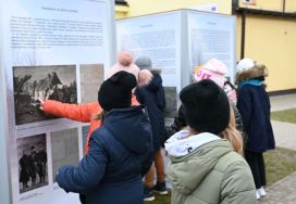 Oprowadzanie uczni&oacute;w po wystawie APŁ, fot. Agata Cuper