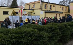 Oprowadzanie uczni&oacute;w po wystawie APŁ, fot. Agata Cuper