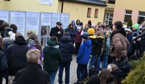 Oprowadzanie uczni&oacute;w po wystawie APŁ, fot. Agata Cuper