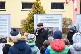 Oprowadzanie uczni&oacute;w po wystawie APŁ, fot. Agata Cuper
