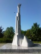 Pomnik Chwały Żołnierzy Armii Ł&oacute;dź (wg projektu Agnieszki Gawlak). Park Helen&oacute;w.